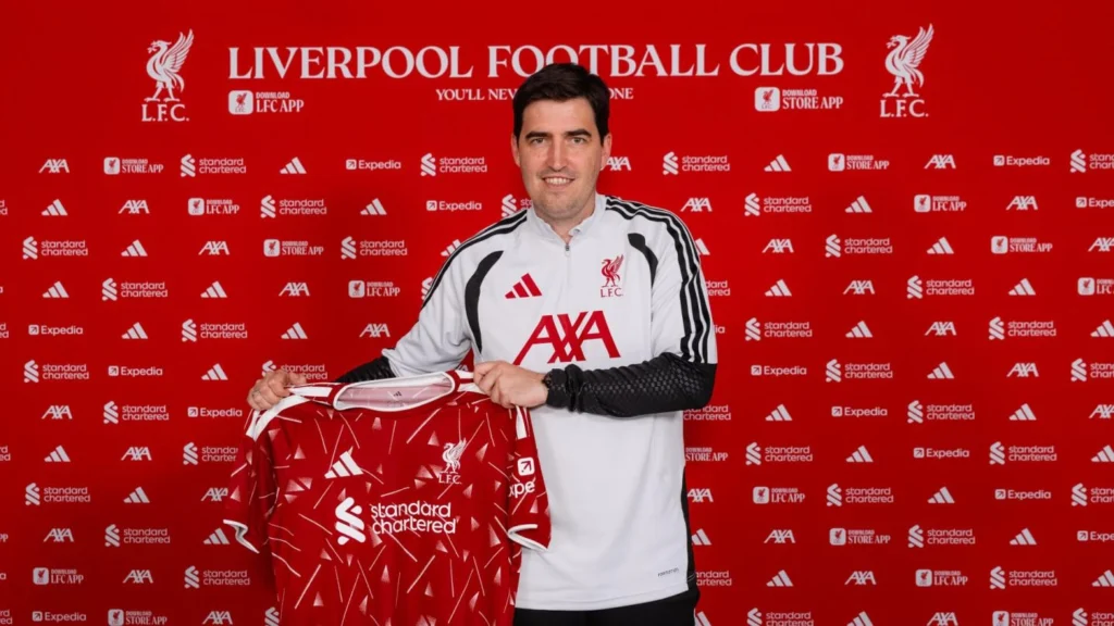 Andoni Iraola præsenteres som Liverpool-manager.