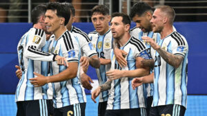 Argentina-spillere jubler efter scoring.