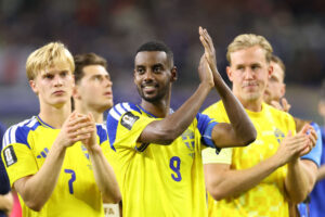 Sveriges spillere klapper.