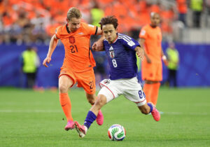 Takefusa Kubo mod Frenkie de Jong.