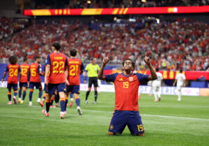 Lamine Yamal fejrer et mål for Spanien.