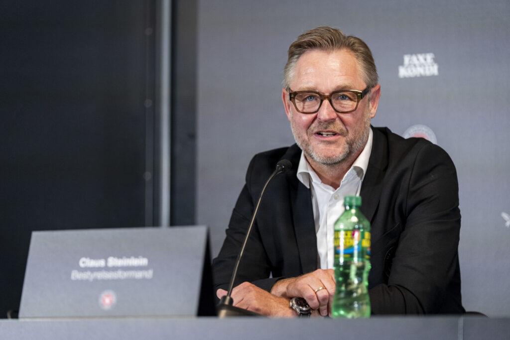 Claus Steinlein på pressemøde.