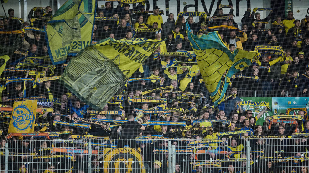 En masse Brøndby-fans på lægterne i Viborg