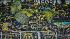 En masse Brøndby-fans på lægterne i Viborg