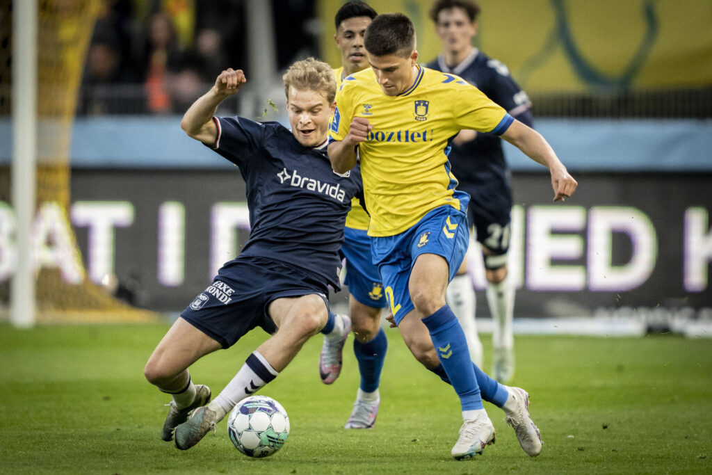 Carl Björk i kamp for Brøndby mod AGF.