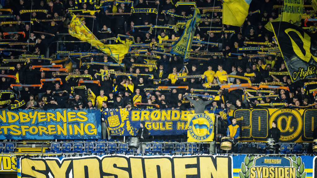 En masse Brøndby-fans løfter sine halstørklæder