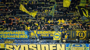 En masse Brøndby-fans løfter sine halstørklæder
