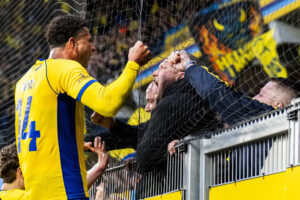 Ben Godfrey jubler med Brøndby-fans.