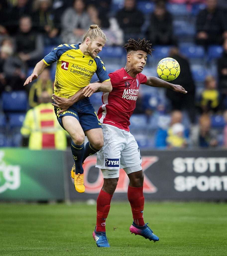 Sammy Skytte og Kasper Fisker i en duel i en kamp mellem Brøndby og SIlkeborg