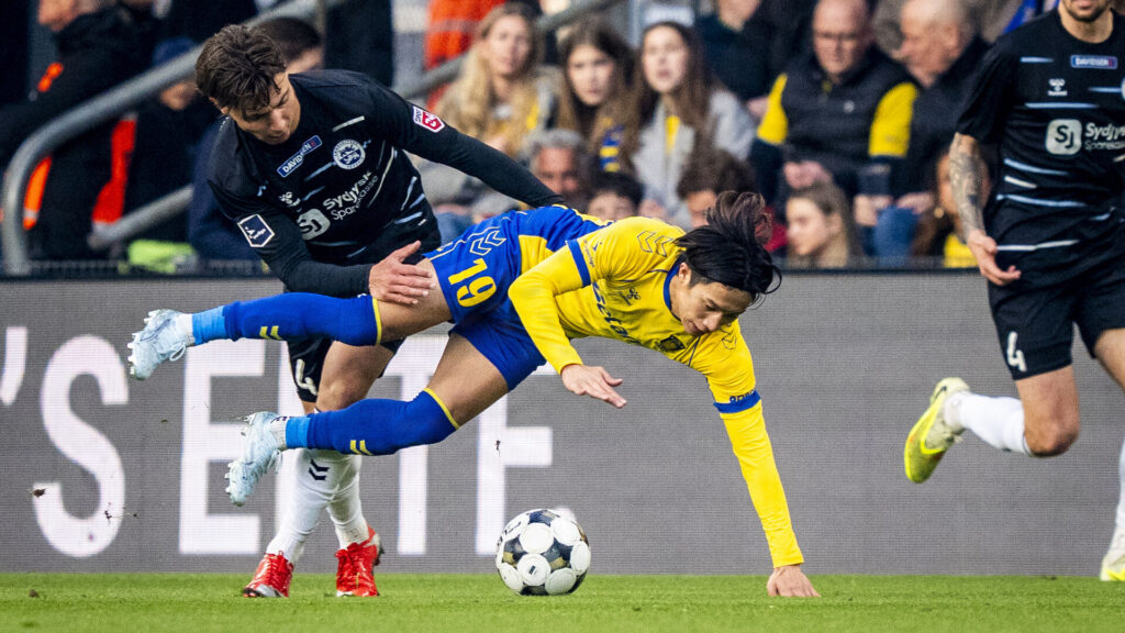 Olti Hyseni i duel med Brøndbys Sho Fukuda.