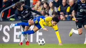 Olti Hyseni i duel med Brøndbys Sho Fukuda.