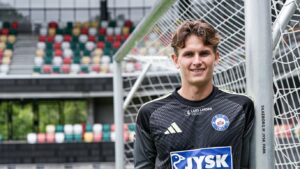 Bastian Holm poserer ved den ene målstolpe på JYSK Park.