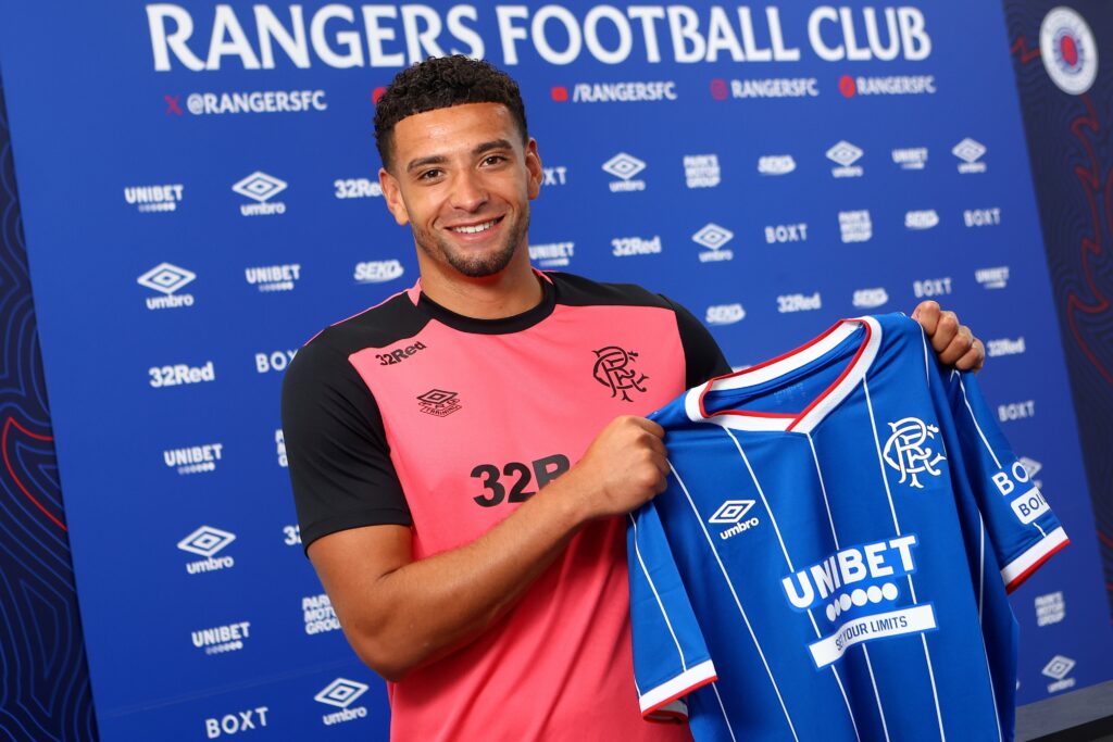 Ben Godfrey poserer med en Rangers FC-trøje.