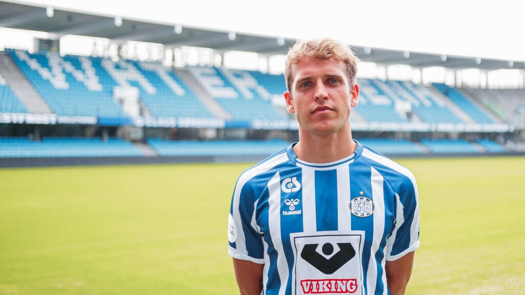 Gustav Grubbe poserer i Esbjerg fB's trøje på Blue Water Arena.