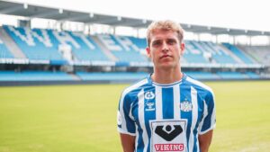 Gustav Grubbe poserer i Esbjerg fB's trøje på Blue Water Arena.