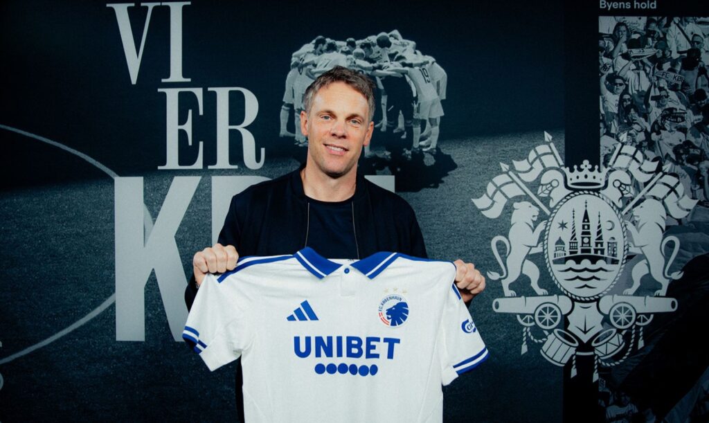 Kristjaan Speakman står med en FC KØbenhavn-trøje i hænderne.