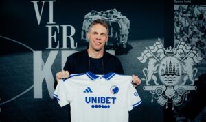 Kristjaan Speakman står med en FC KØbenhavn-trøje i hænderne.