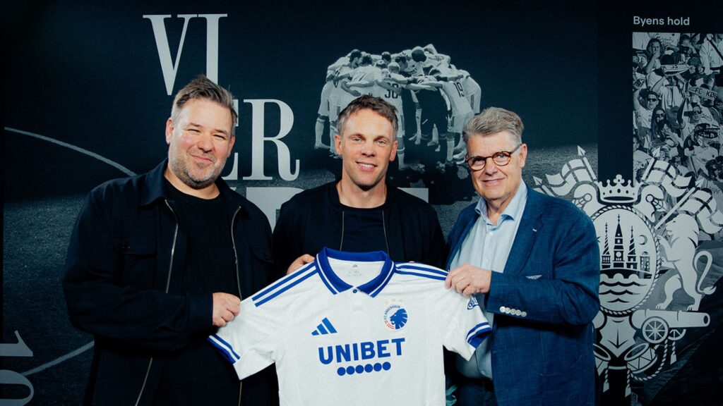 Kristjaan Speakman står Jacob Lauesen og Henrik Møgelmose med en FC KØbenhavn-trøje i hænderne.