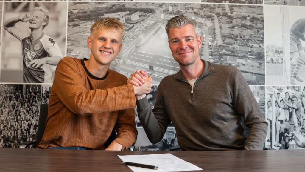 Lukas Kirkegaard giver hånd med Mads Agesen i Viborg FF.