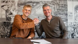 Lukas Kirkegaard giver hånd med Mads Agesen i Viborg FF.