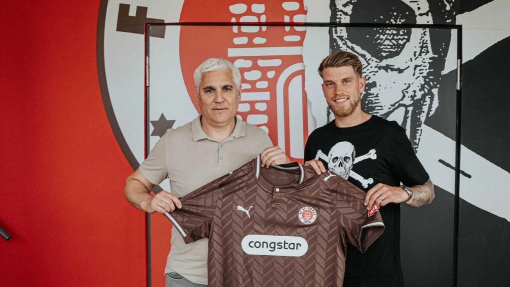 Marcus Mathisen med den ikoniske brune St. Pauli-trikot i hænderne.