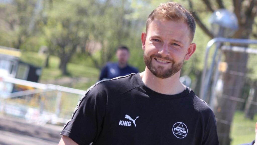 Mathias Damgaard med et smil i Aarhus Fremad..