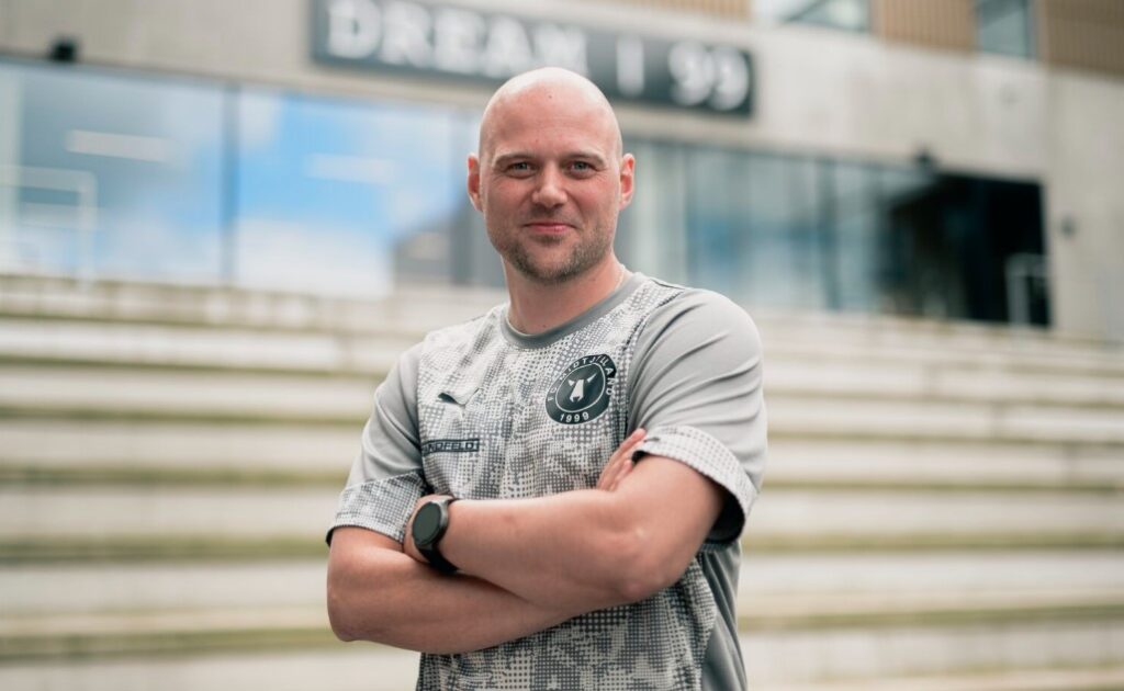 Michael Ravn foran Dream99-
