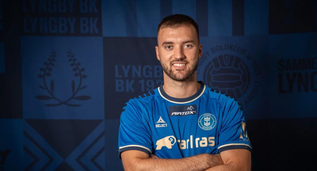 Mihajlo Ivančević med armene over kors i Lyngby-trøjen.