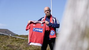 Morten Dahm Kjærgaard med en Silkeborg-trøje i hænderne.