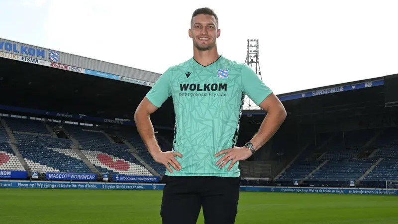 Nordin Bakker med hænderne i siden på Heerenveens hjemmebane.