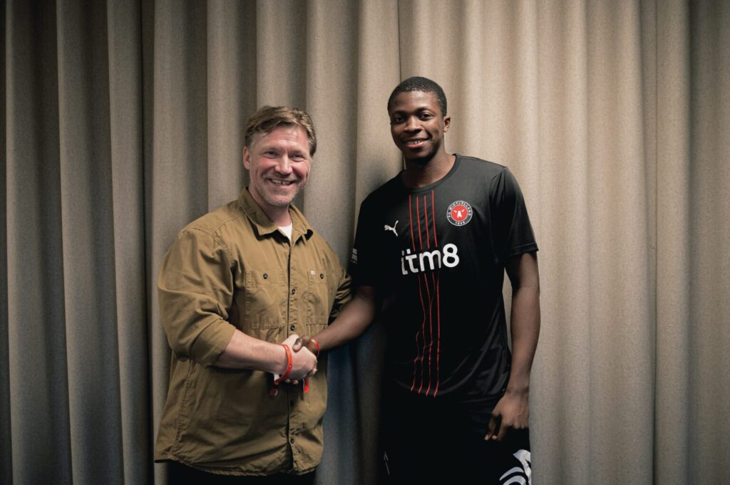 Olashile Musa Lawal giver hånden til Head of FC Midtjylland Jonas Dal.