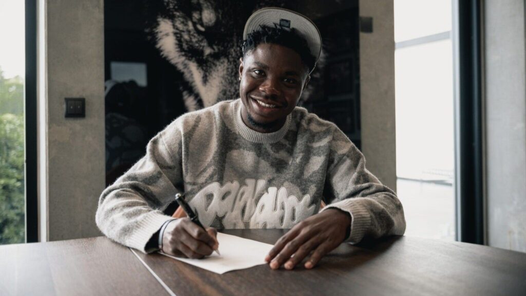 Stanley Iheanacho underskriver en kontrakt i FC Midtjylland.