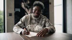 Stanley Iheanacho underskriver en kontrakt i FC Midtjylland.