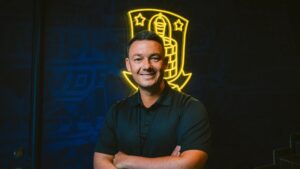 Thomas Nørgaard med armene over kors og et Brøndby-logo i baggrunden.