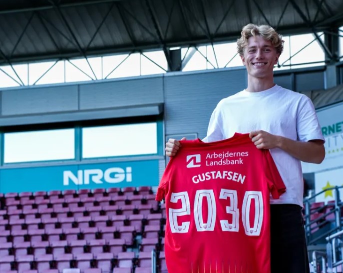 Victor Gustafsen med en FCN-trøje.