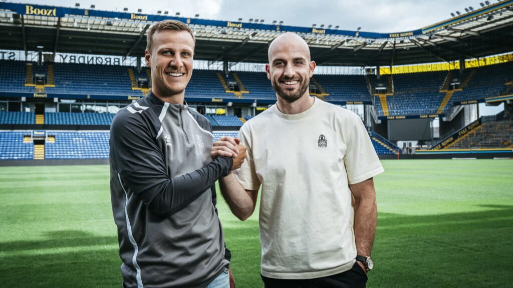 Viktor Kynde på Brøndby Stadion med Julius Ohnesorge.