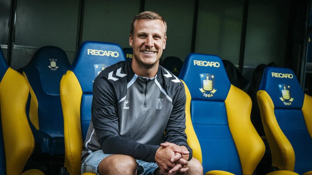 Viktor Kynde på bænken i Brøndby IF.