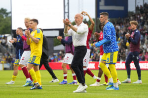 Brian Riemer klapper på vej fra banen under Danmarks kamp mod Ukraine.