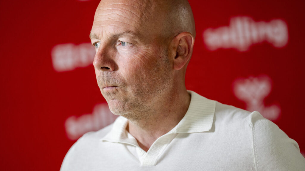 Brian Riemer foran rød baggrund
