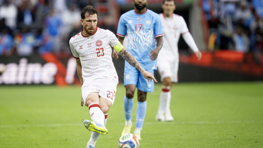 Pierre-Emile Højbjerg sparker til bolden.