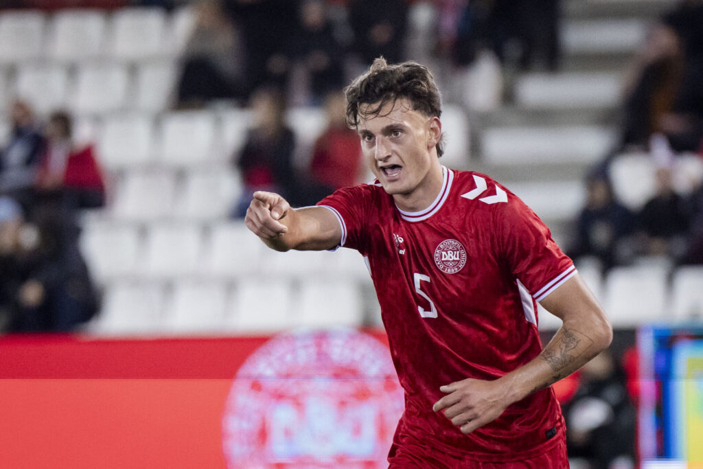 Silas Andersen under en kamp for Danmark.