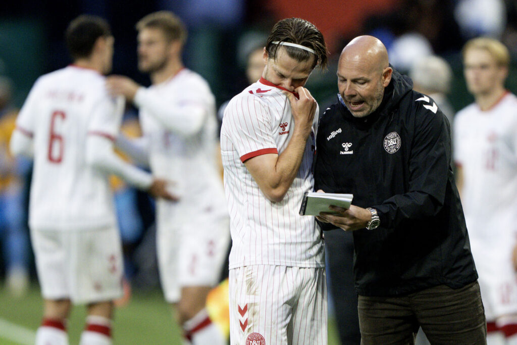 Mathias Jensen og Brian Riemer under testkampen mellem Danmark og Congo