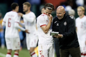 Mathias Jensen og Brian Riemer under testkampen mellem Danmark og Congo