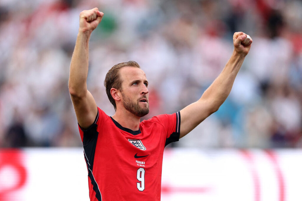 Harry KAne fejrer et mål for England.