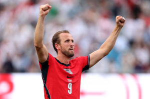 Harry KAne fejrer et mål for England.