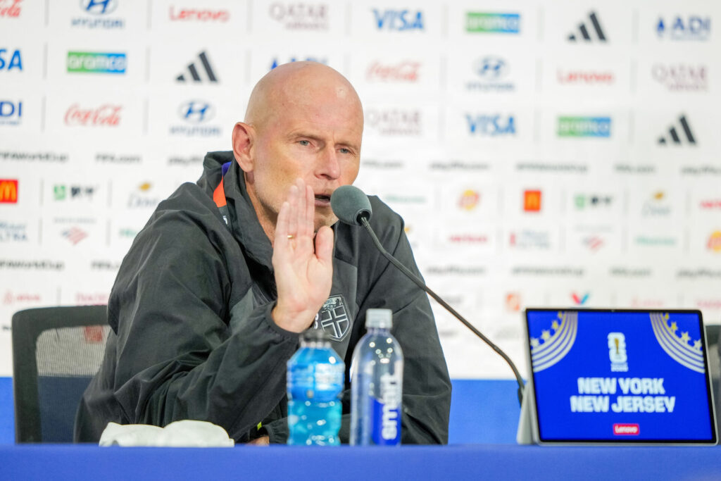 Ståle Solbakken på et pressemøde.