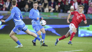 Elias Jelert sparker til bolden til en U21-landskamp