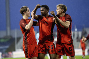 Friday Etim fejrer et mål for FC Fredericia.