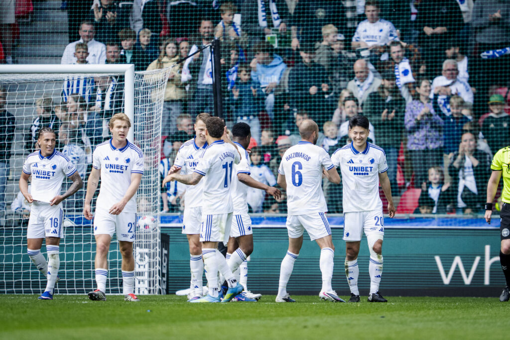FCK's hold jubler.