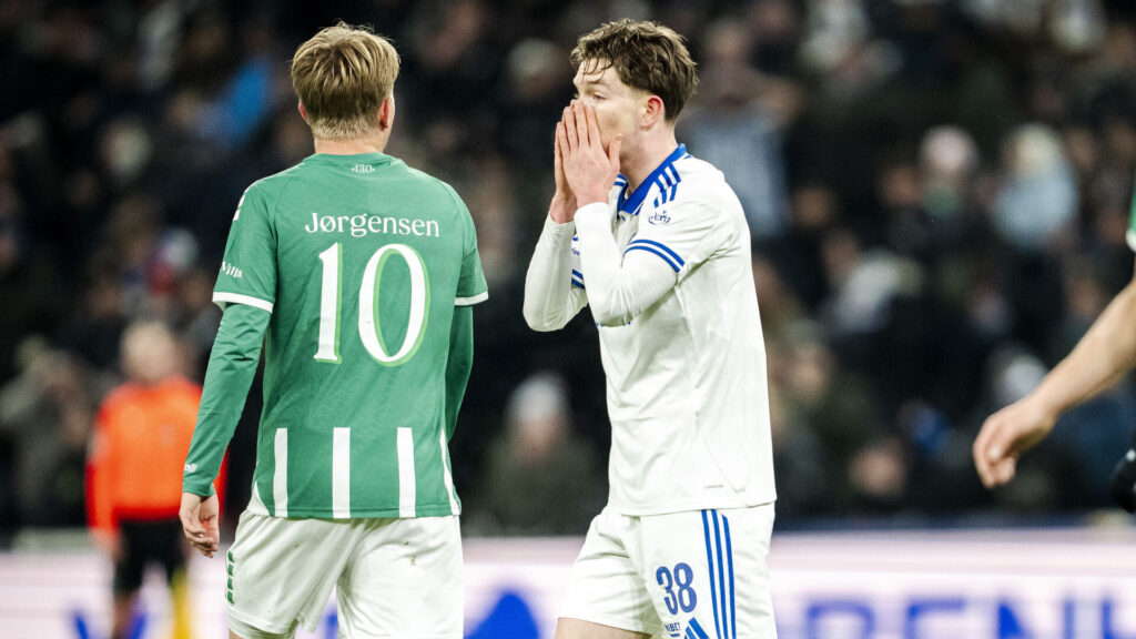 Oliver Højer tager sig til munden.